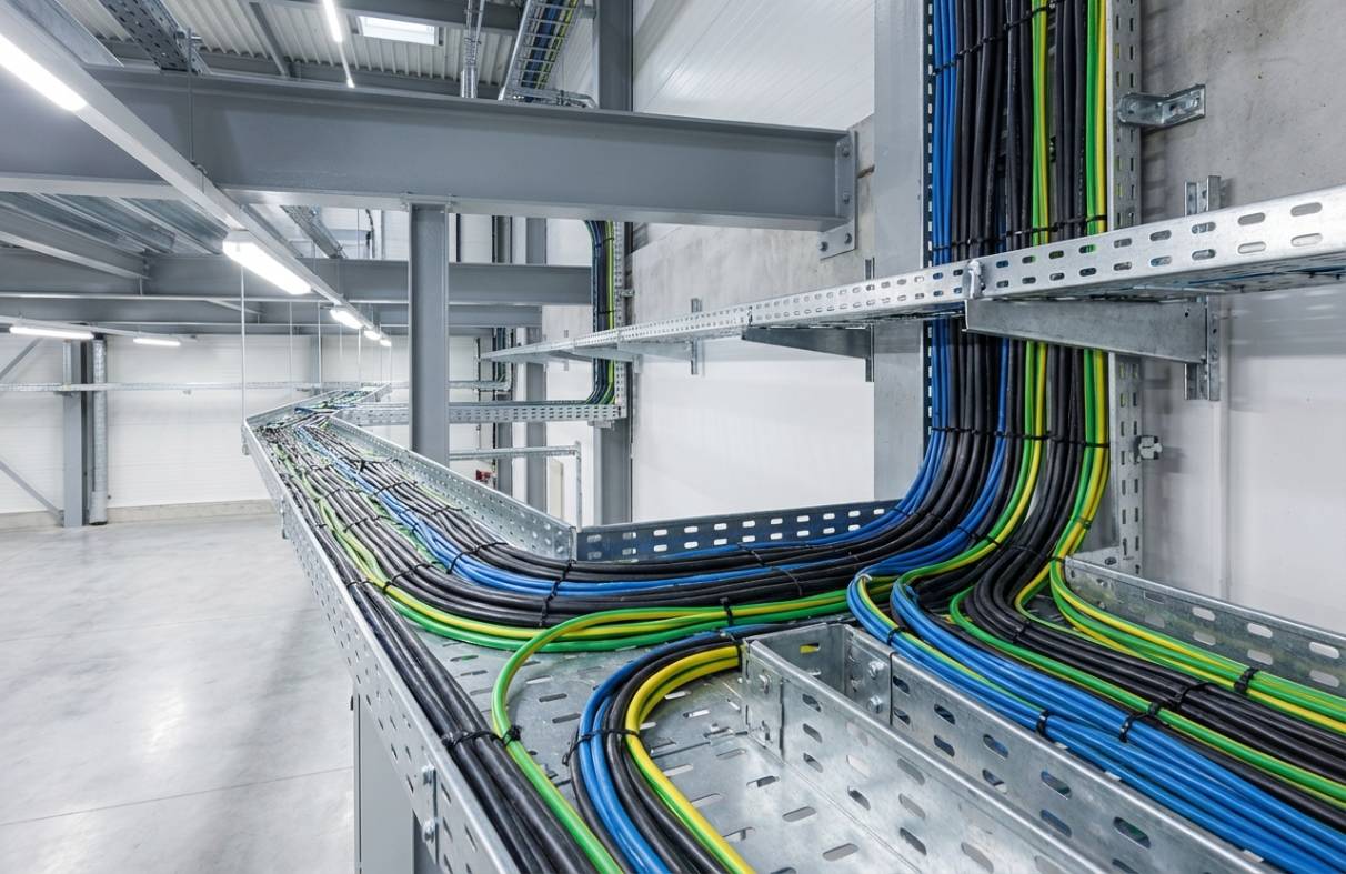 Guia Completo de Eletrocalhas: Tipos, Instalação e Escolha Ideal