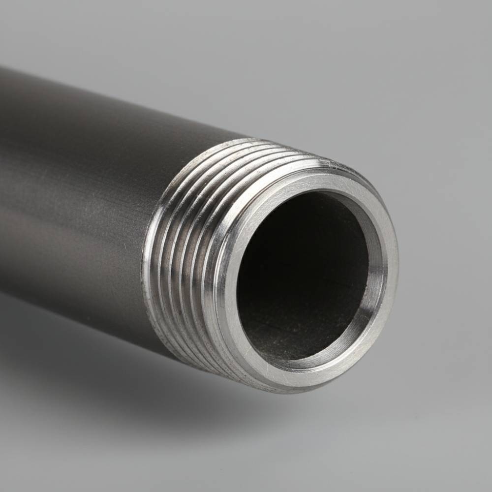 Detalhe da rosca BSP de um eletroduto 5598 da Elecon, evidenciando a precisão do acabamento e a proteção dos fios internos